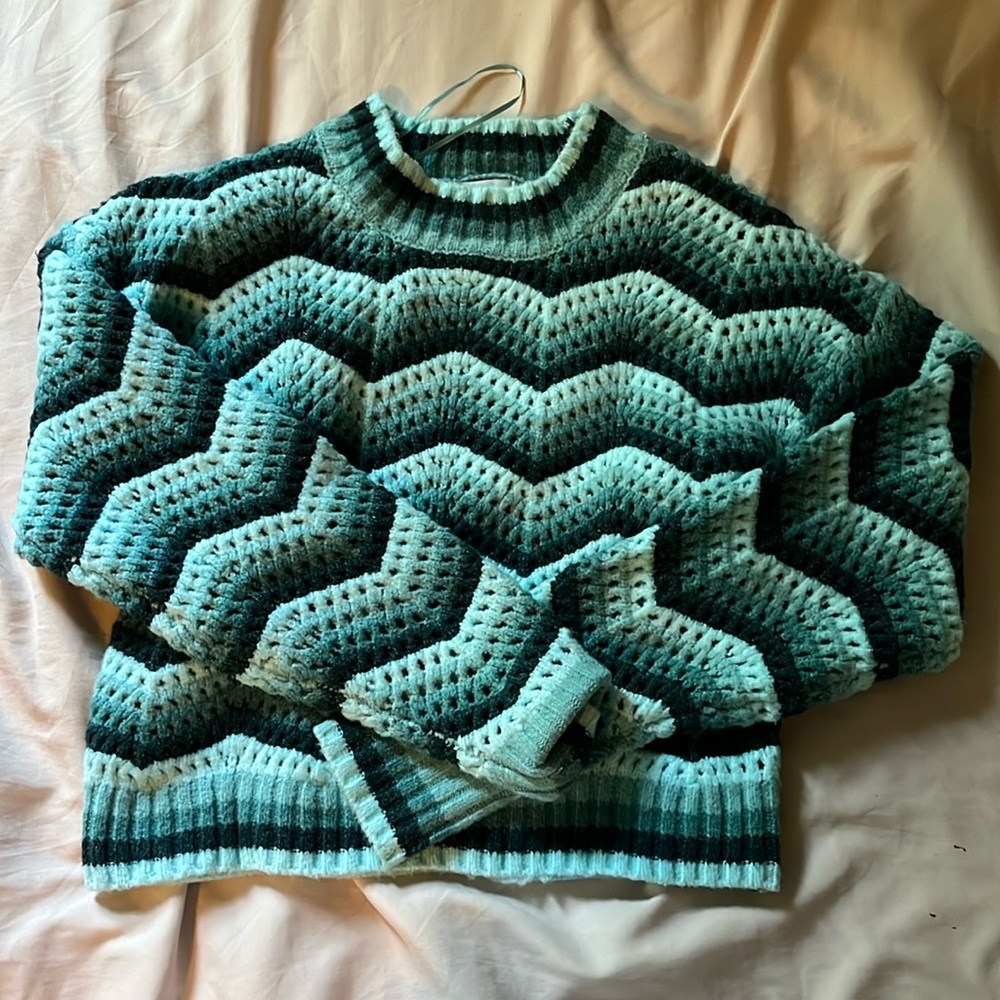 Cute pink rose teal sweater!!